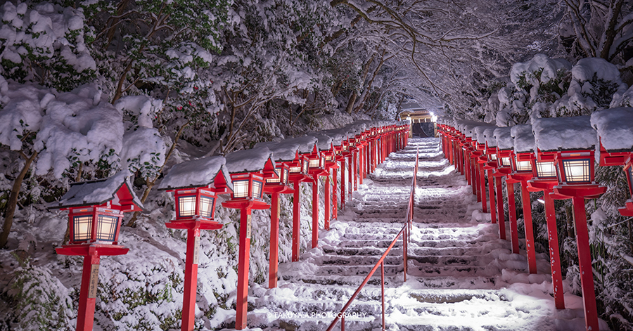 京都府の絶景 貴船神社の雪景色ライトアップ