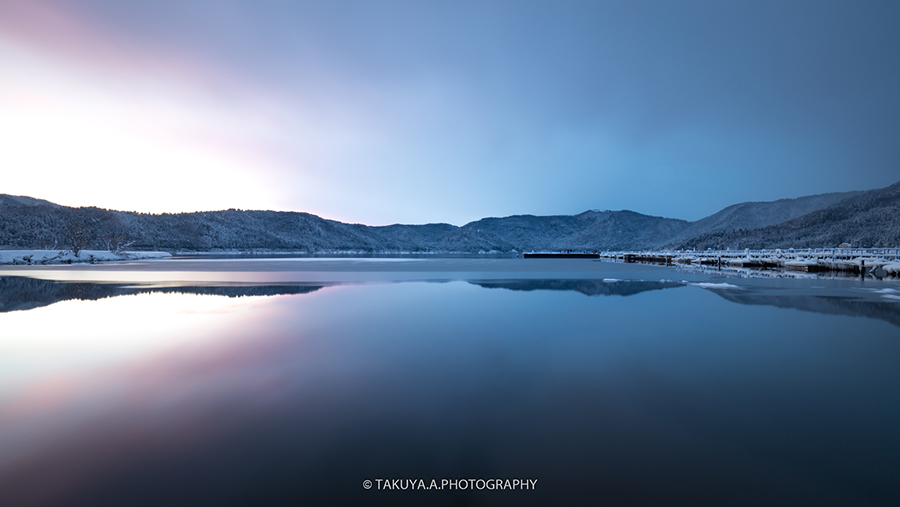 滋賀県の絶景 余呉湖の雪景色と朝日