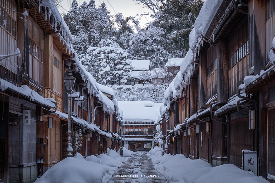 石川県の絶景 ひがし茶屋街の雪景色