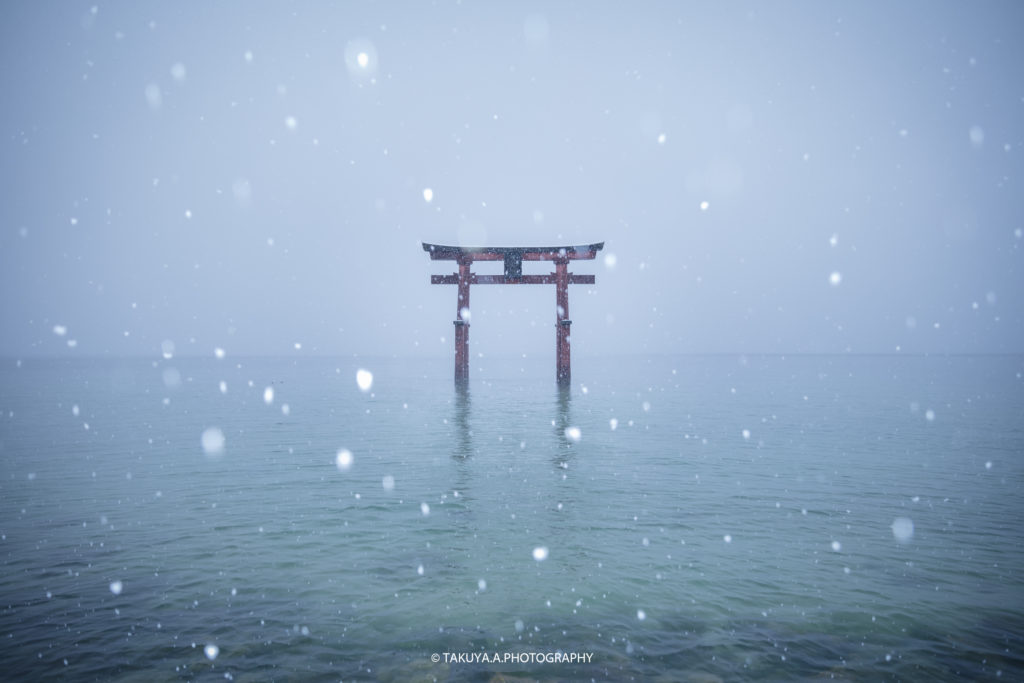 滋賀県の絶景 白鬚神社の雪景色