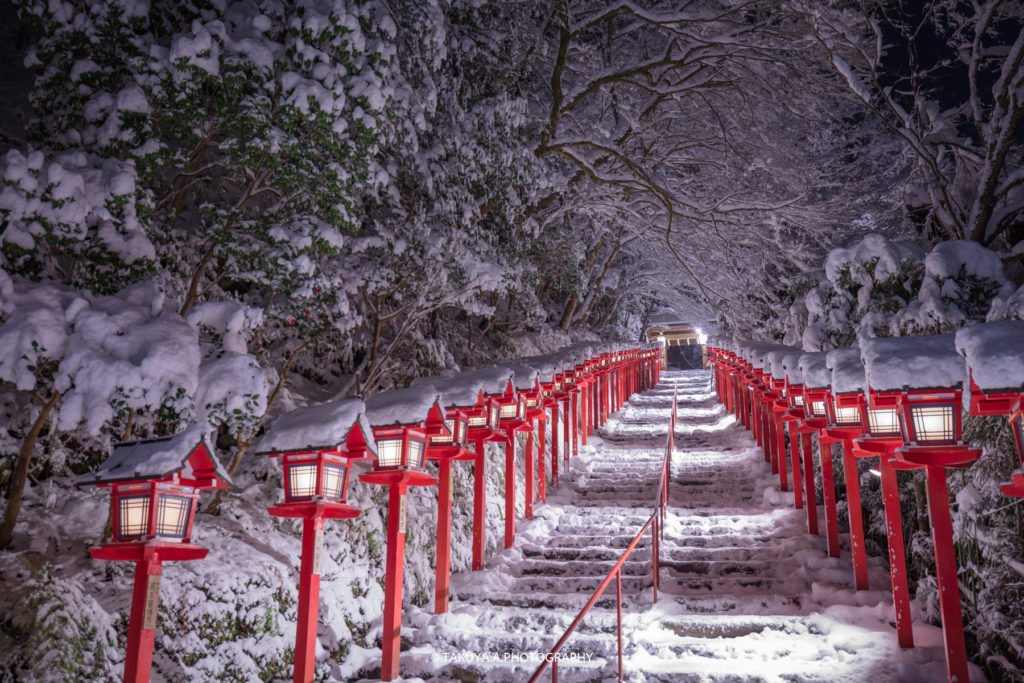 京都府の絶景 貴船神社の雪景色ライトアップ2