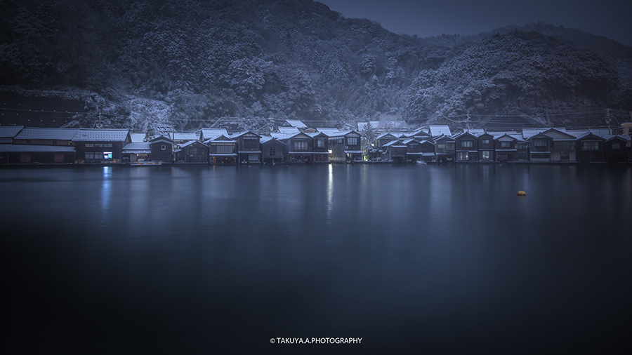 京都府の絶景 伊根の舟屋の雪景色