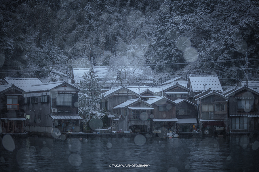 京都府の絶景 伊根の舟屋の雪景色