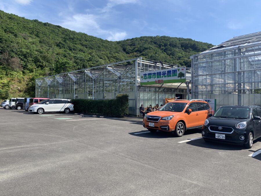 三重県の絶景 志摩市観光農園の駐車場の様子