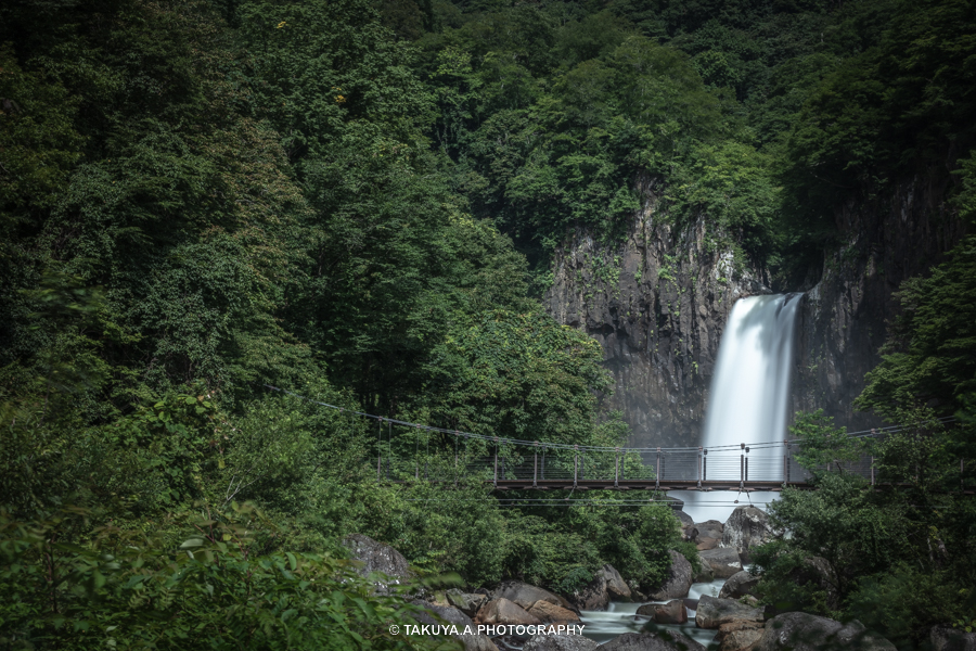 新潟県の絶景 苗名滝の深緑