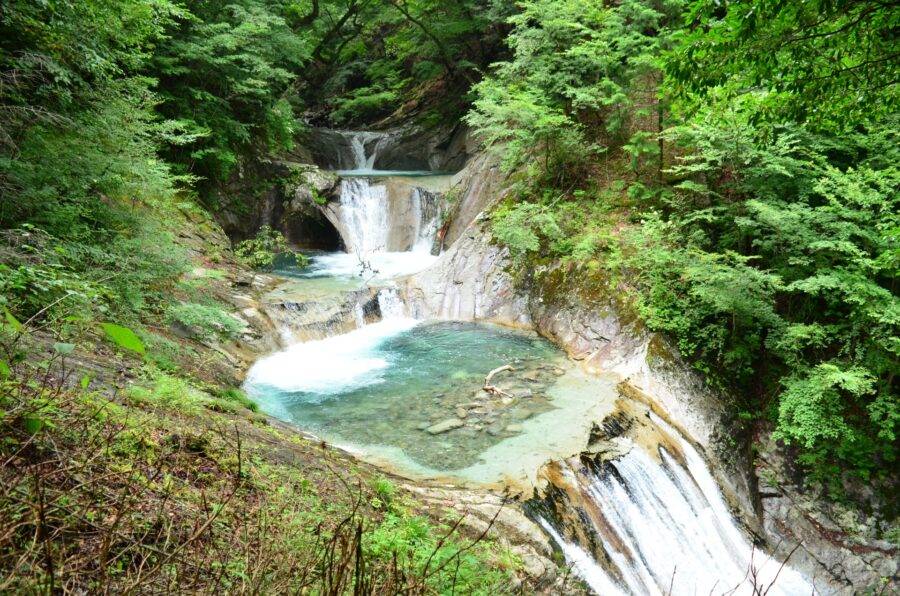 山梨県の絶景 七ツ釜五段の滝