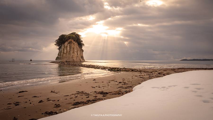 石川県の絶景 見附島の雪景色と朝日