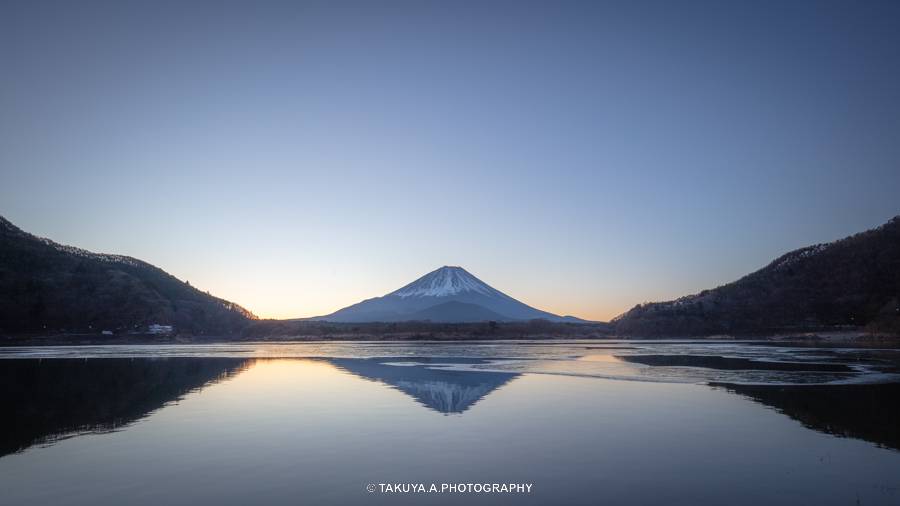 山梨県の絶景 精進湖の富士山と朝日