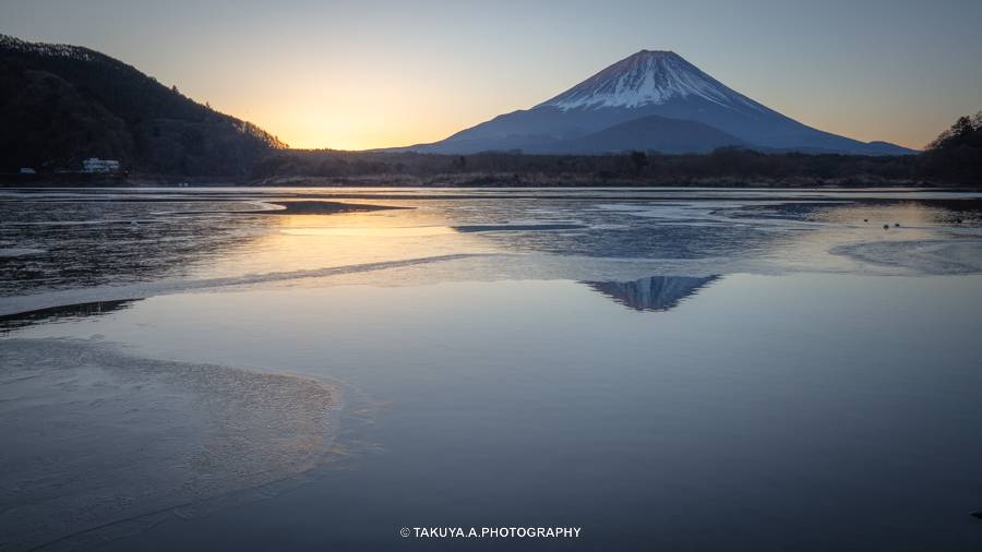 山梨県の絶景 精進湖の富士山と朝日
