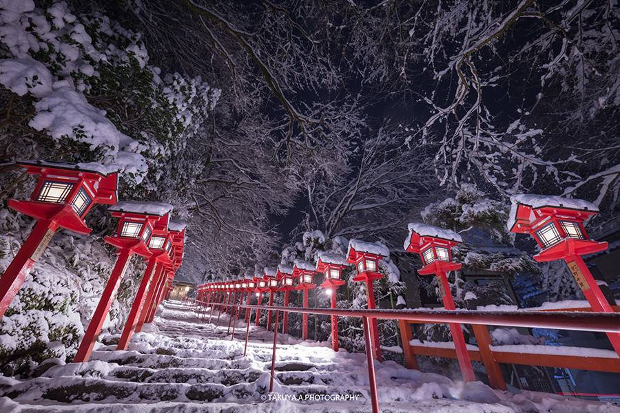 京都府の絶景 貴船神社の雪景色ライトアップ