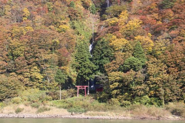 山形県の絶景 白糸の滝