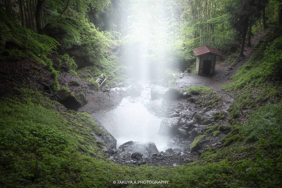群馬県の絶景 棚下不動滝の新緑