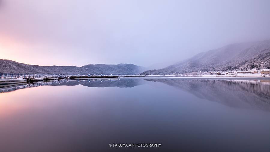 滋賀県の絶景 余呉湖の雪景色と朝日
